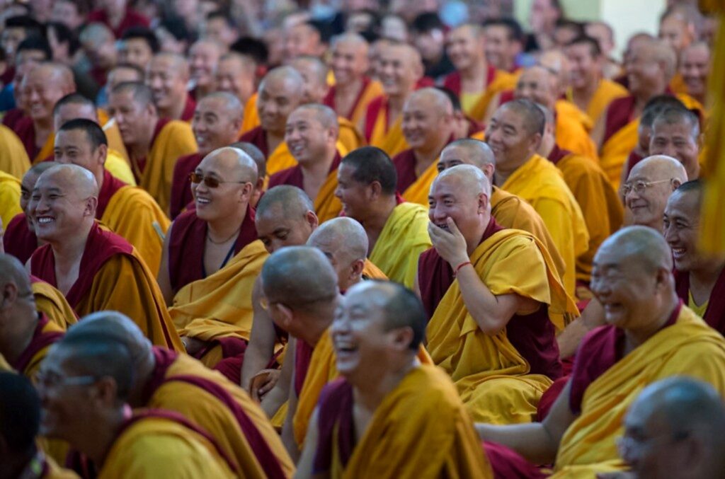 Lachende monniken tijdens teachings van His Holiness the Dalai Lama in Sidhbari India